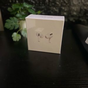1:1 -Apple AirPods Pro with MagSafe Wireless Charging Case - White New